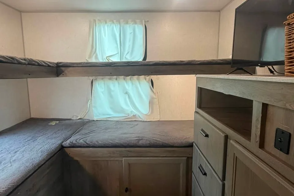 Forest River grand surveyor legend 296QBLE Travel Trailer