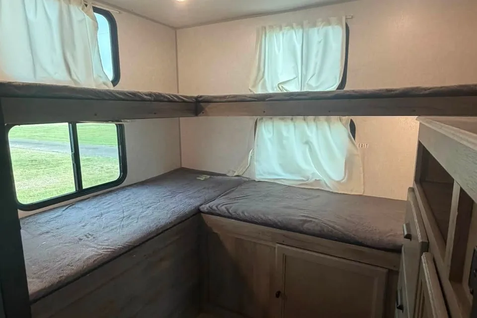Forest River grand surveyor legend 296QBLE Travel Trailer