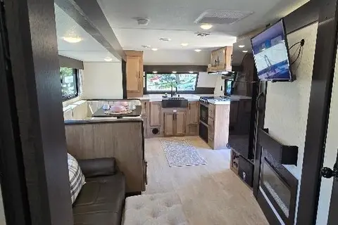*Please read full Discription* Travel Trailer - We deliver, set up & take down.