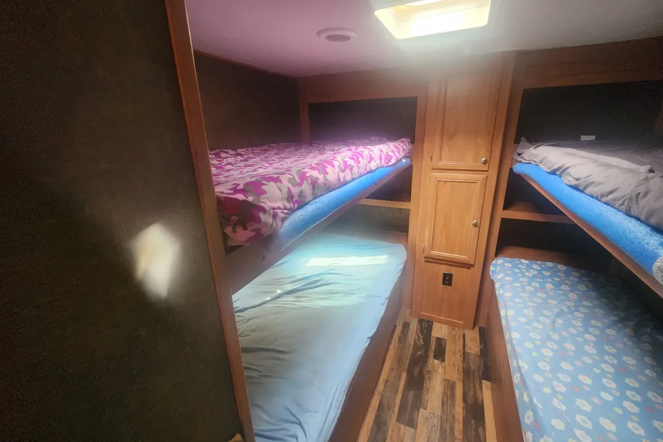 Carl's Shasta Oasis 30qb Travel Trailer