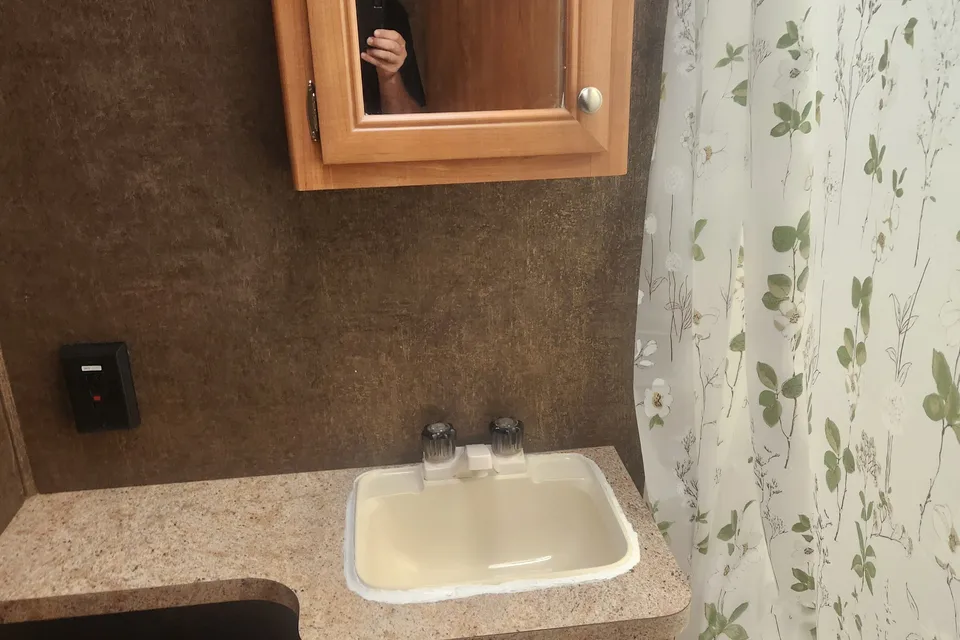 Carl's Shasta Oasis 30qb Travel Trailer