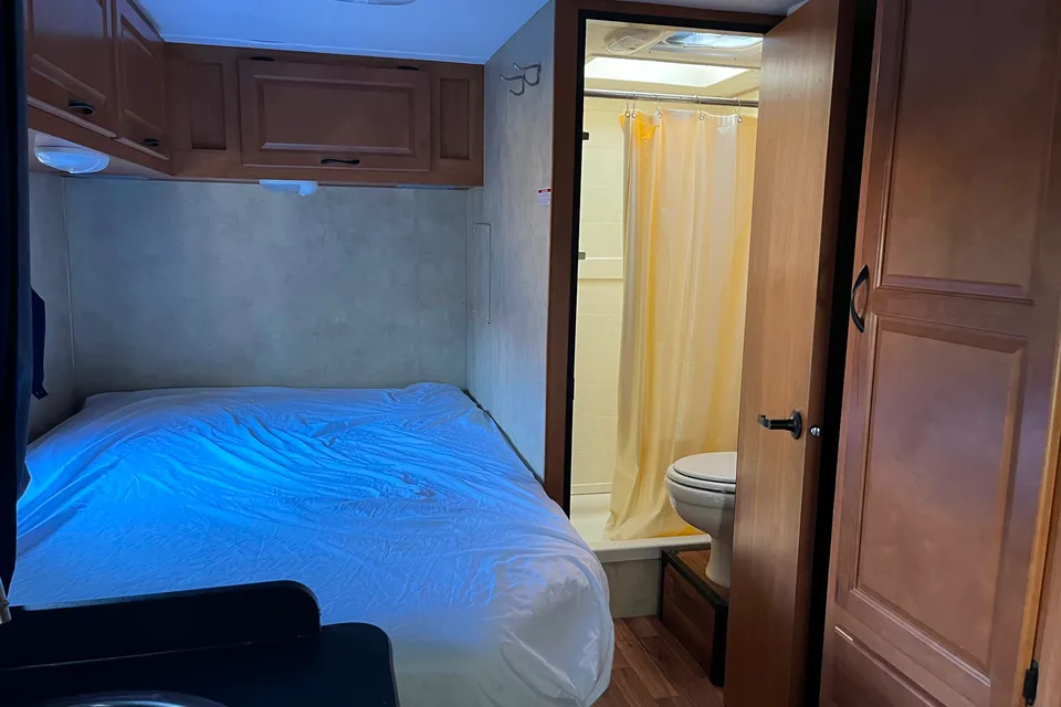 2013 Thor Majestic Class C 23A 25ft long, Sleep 5 