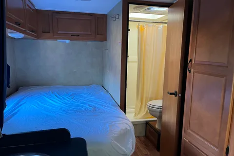 2013 Thor Majestic Class C 23A 25ft long, Sleep 5 