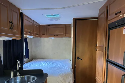 2013 Thor Majestic Class C 23A 25ft long, Sleep 5 