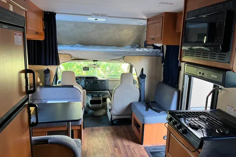 2013 Thor Majestic Class C 23A 25ft long, Sleep 5 