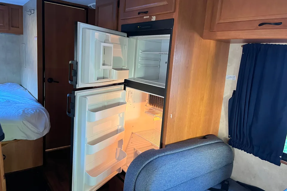 2013 Thor Majestic Class C 23A 25ft long, Sleep 5 