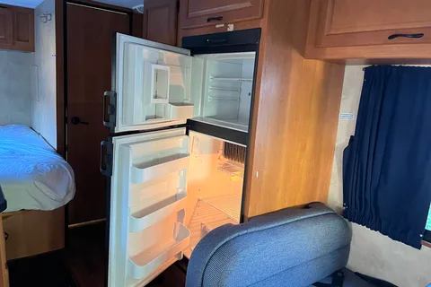 2013 Thor Majestic Class C 23A 25ft long, Sleep 5 