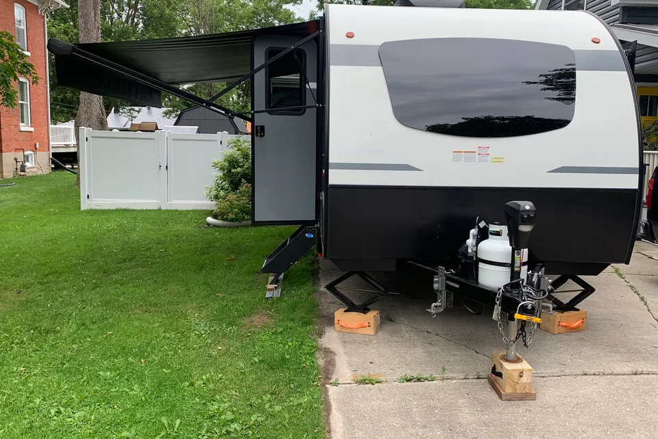 Klassen’s Venture RV Sonic Lite Travel Trailer