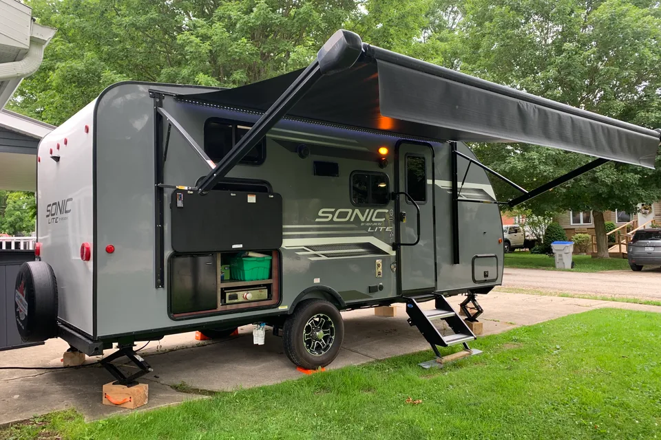 Klassen’s Venture RV Sonic Lite Travel Trailer