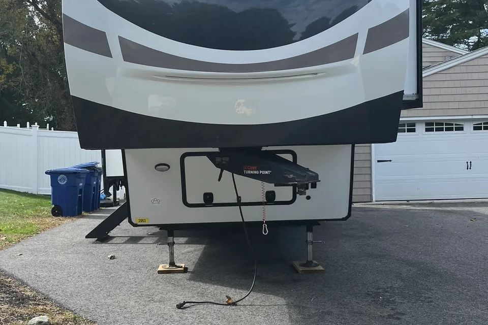 Air of Sunshine Rockwood Signature 2883WS Fifth Wheel