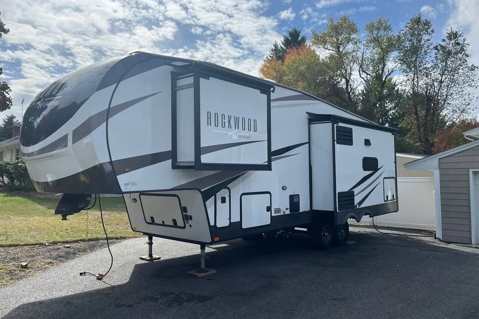 Air of Sunshine Rockwood Signature 2883WS Fifth Wheel