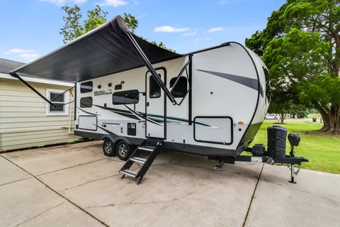 Krewe's Kozy & Spacious, Family Friendly, Double Bunk, Micro Lite 25 ft Camper [Sleeps 6]
