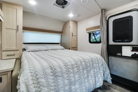Krewe's Kozy & Spacious, Family Friendly, Double Bunk, Micro Lite 25 ft Camper [Sleeps 6]