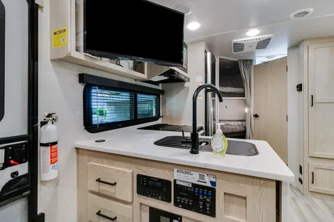 Krewe's Kozy & Spacious, Family Friendly, Double Bunk, Micro Lite 25 ft Camper [Sleeps 6]