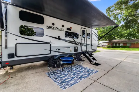 Krewe's Kozy & Spacious, Family Friendly, Double Bunk, Micro Lite 25 ft Camper [Sleeps 6]