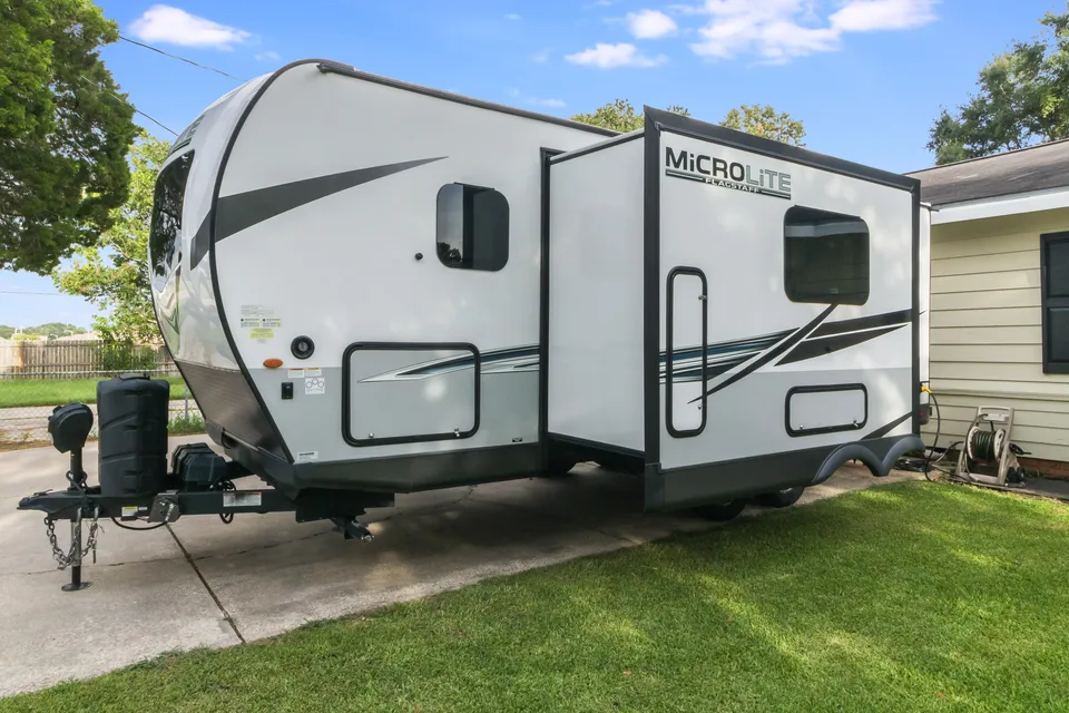 Krewe's Kozy & Spacious, Family Friendly, Double Bunk, Micro Lite 25 ft Camper [Sleeps 6]