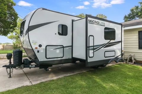 Krewe's Kozy & Spacious, Family Friendly, Double Bunk, Micro Lite 25 ft Camper [Sleeps 6]