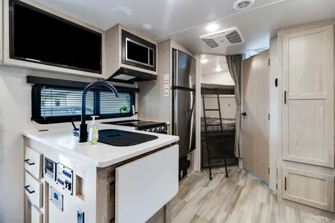 Krewe's Kozy & Spacious, Family Friendly, Double Bunk, Micro Lite 25 ft Camper [Sleeps 6]