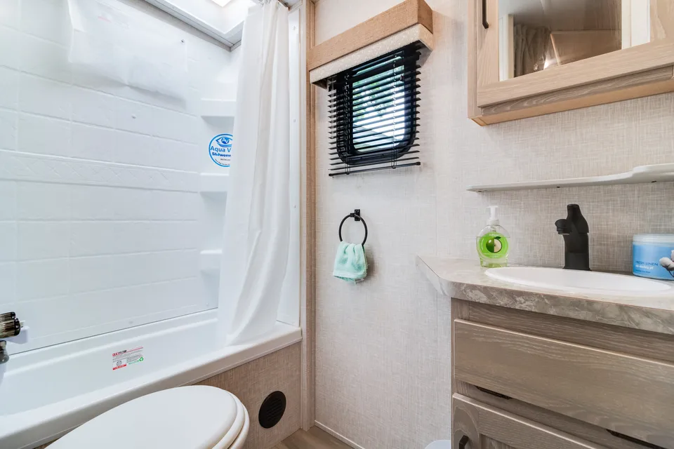 Krewe's Kozy & Spacious, Family Friendly, Double Bunk, Micro Lite 25 ft Camper [Sleeps 6]