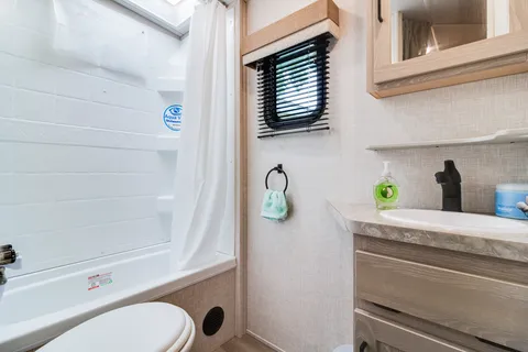 Krewe's Kozy & Spacious, Family Friendly, Double Bunk, Micro Lite 25 ft Camper [Sleeps 6]