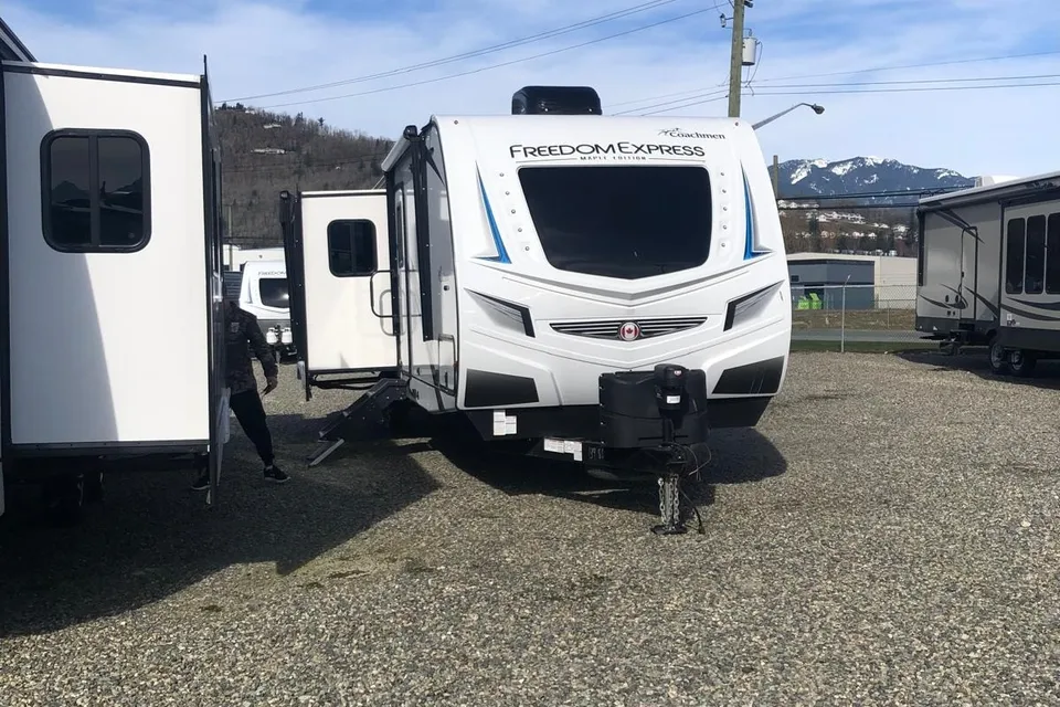Kelly's  Freedom Express w/ bunk house with closing door and private washroomTravel Trailer