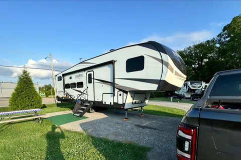 Rockwood Signature 374BH Fifth Wheel sleeps 10