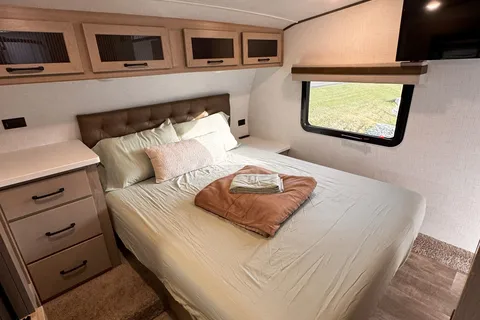 Rockwood Signature 374BH Fifth Wheel sleeps 10