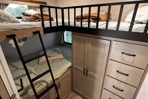 Rockwood Signature 374BH Fifth Wheel sleeps 10