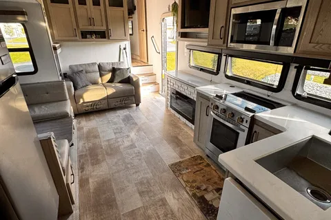 Rockwood Signature 374BH Fifth Wheel sleeps 10