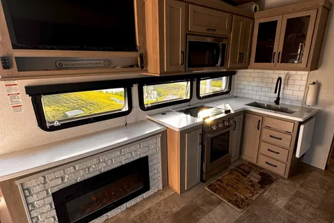 Rockwood Signature 374BH Fifth Wheel sleeps 10