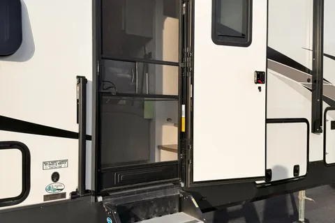 Rockwood Signature 374BH Fifth Wheel sleeps 10