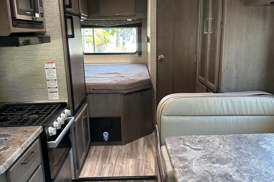 2024 Thor Fourwinds - Easy-to-Drive Family RV