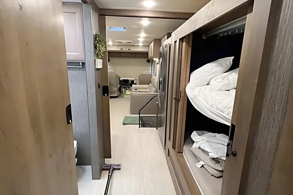 [42] Stress Free RVs - 2021 - Thor Motor Coach - Challenger 37DS
