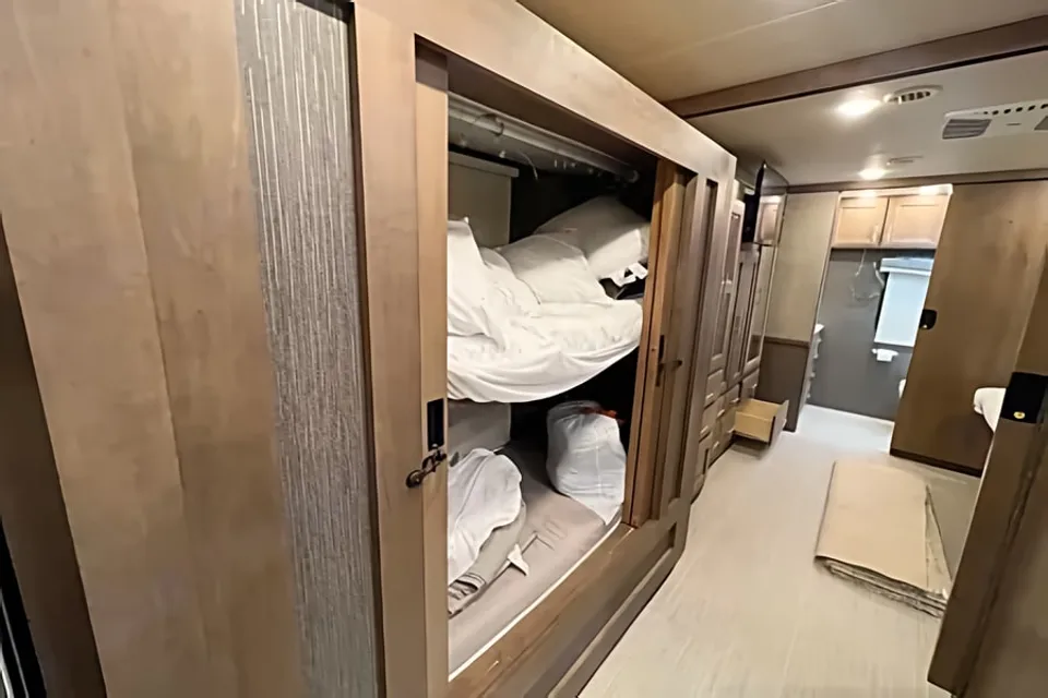 [42] Stress Free RVs - 2021 - Thor Motor Coach - Challenger 37DS