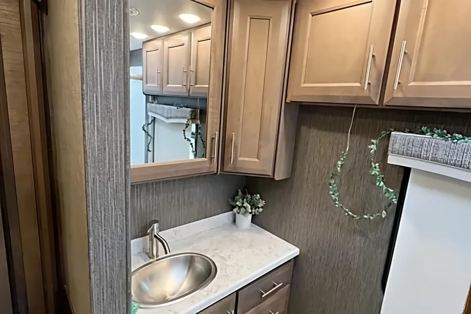 [42] Stress Free RVs - 2021 - Thor Motor Coach - Challenger 37DS