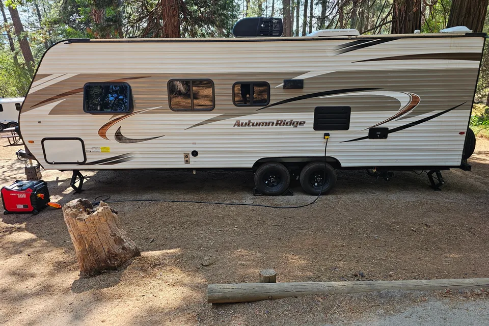 Starcraft 26BH Travel Trailer with perks!