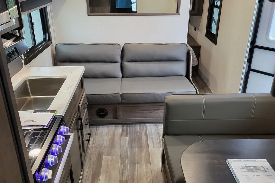 Starcraft 26BH Travel Trailer with perks!