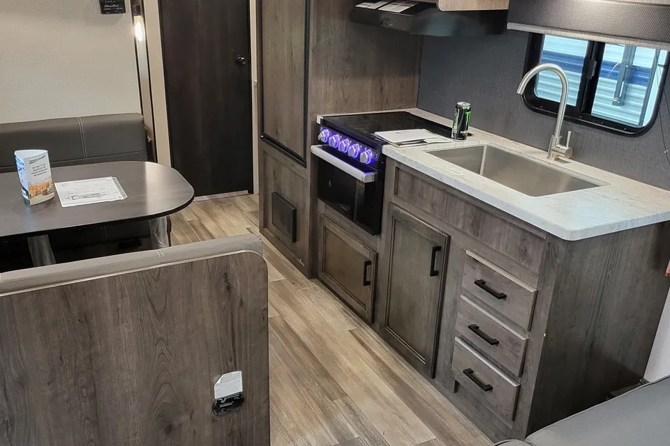Starcraft 26BH Travel Trailer with perks!
