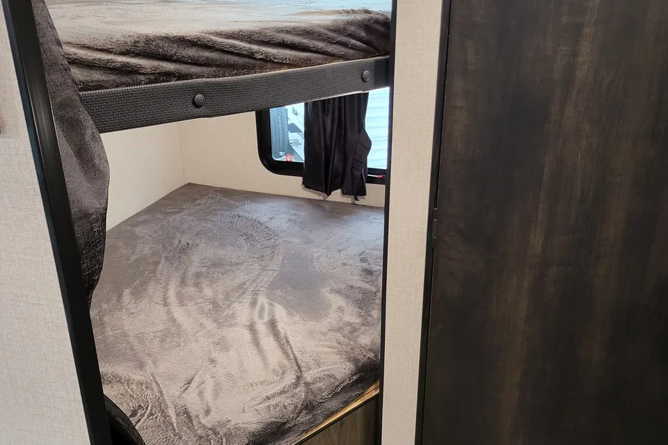 Starcraft 26BH Travel Trailer with perks!