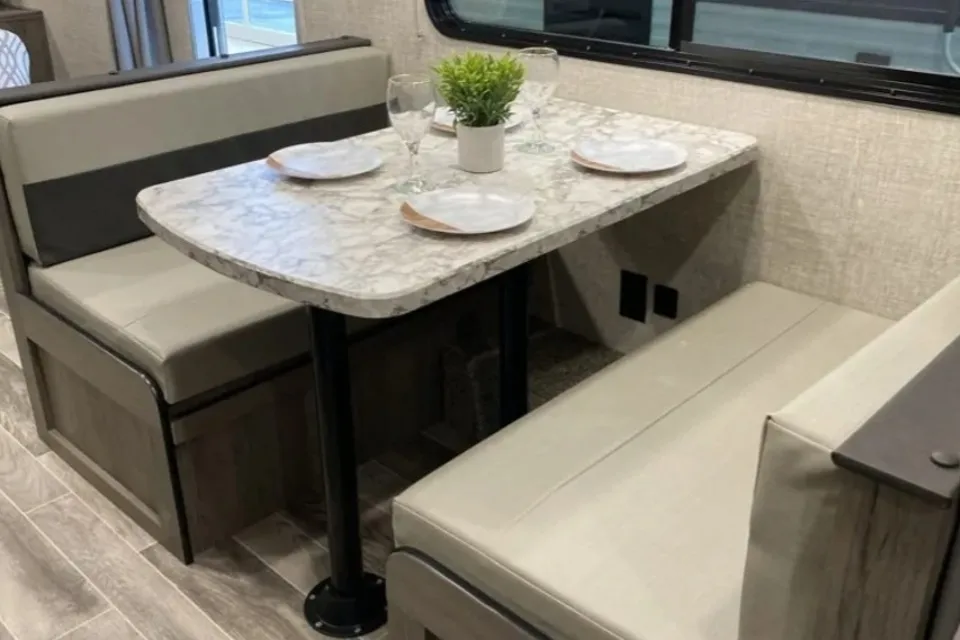 Lakeview's Trailer Rentals 25BH