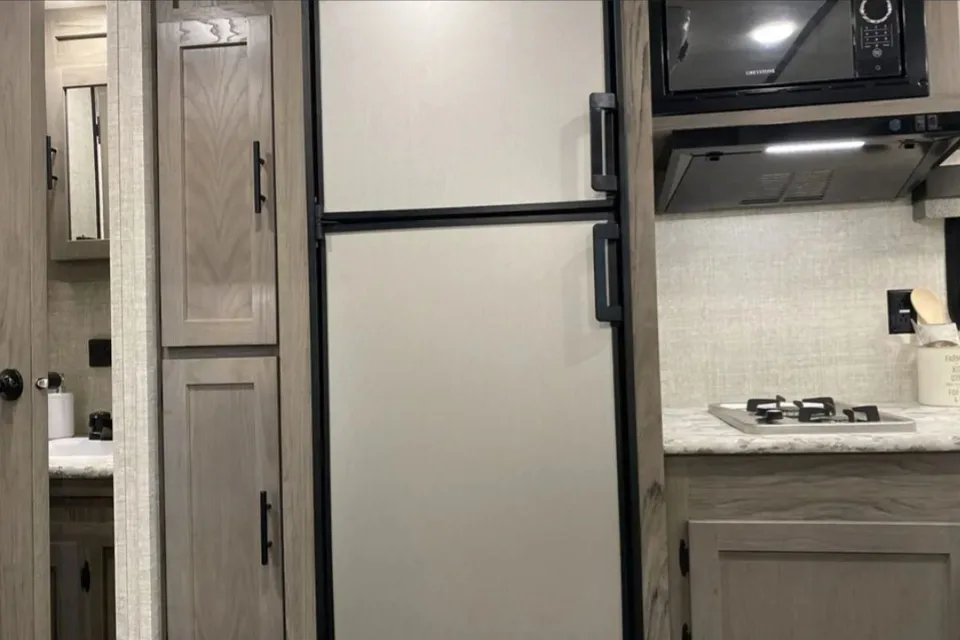 Lakeview's Trailer Rentals 25BH