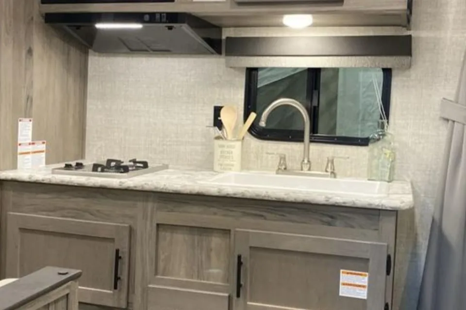 Lakeview's Trailer Rentals 25BH
