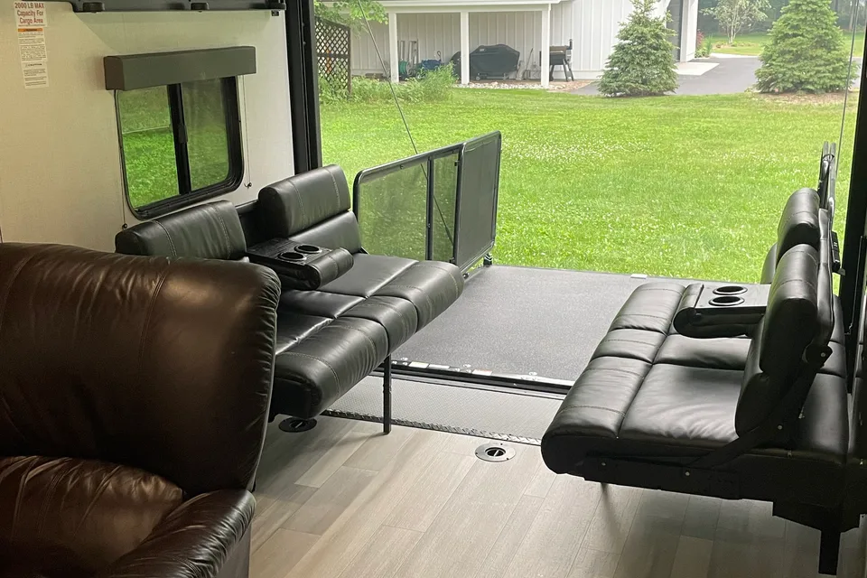 Randy's Keystone Impact Fuzion 2915 Travel Trailer