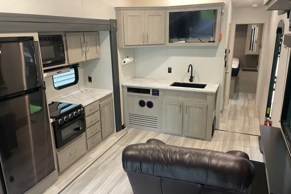 Randy's Keystone Impact Fuzion 2915 Travel Trailer
