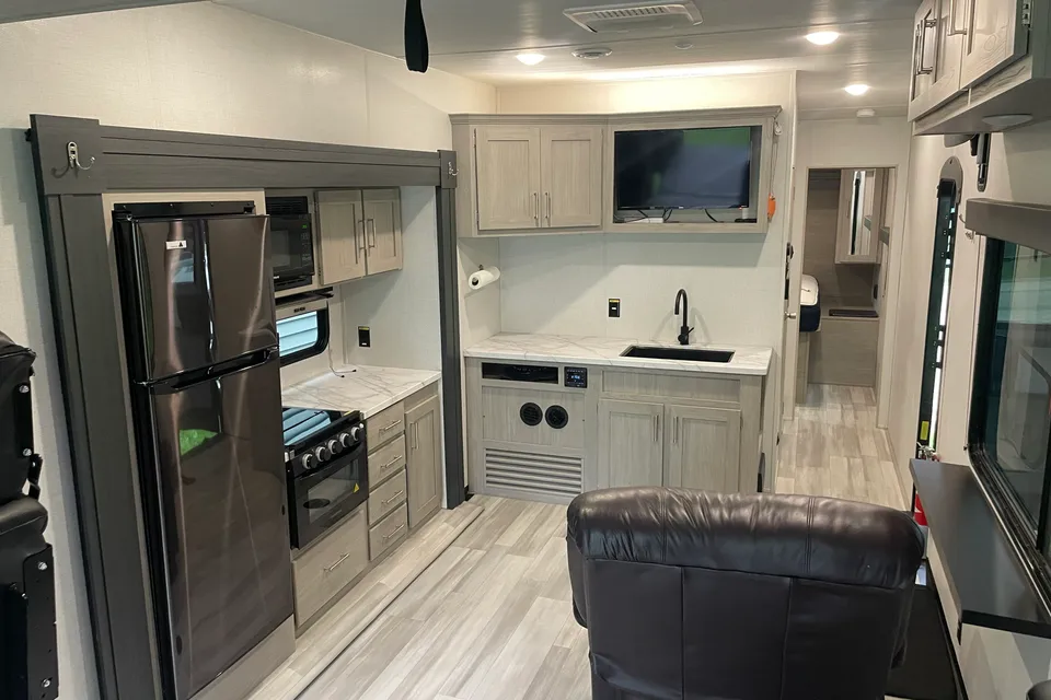 Randy's Keystone Impact Fuzion 2915 Travel Trailer