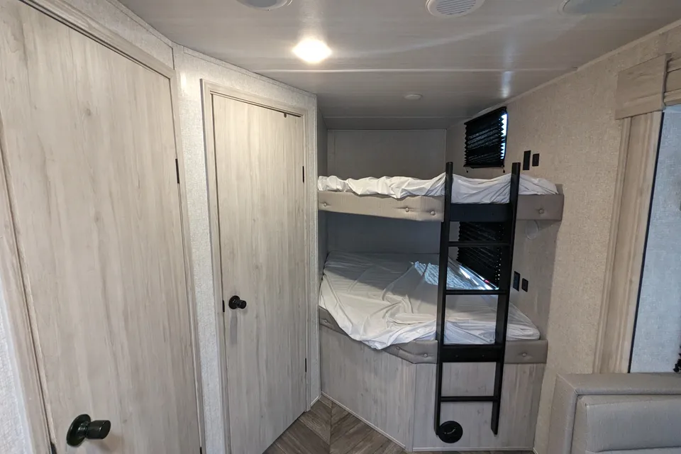 [13] Stress Free RVs - 2022 XL - Della Terra - Bunkhouse