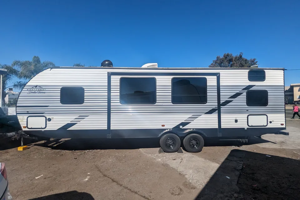 [13] Stress Free RVs - 2022 XL - Della Terra - Bunkhouse