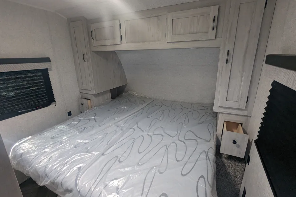 [13] Stress Free RVs - 2022 XL - Della Terra - Bunkhouse