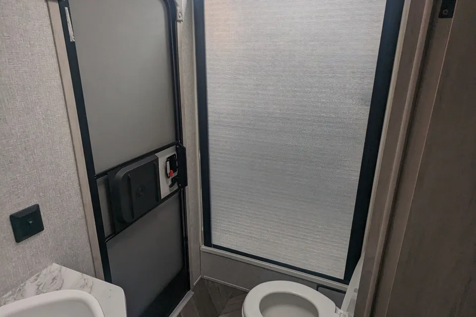 [13] Stress Free RVs - 2022 XL - Della Terra - Bunkhouse