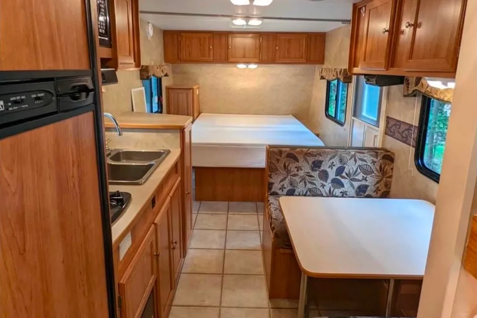 Maddy and Tay’s 24ft Family Trailer